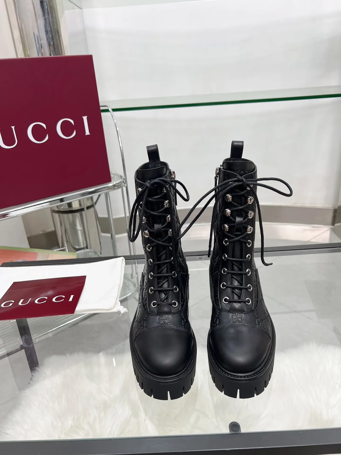 👟👟Ex-factory price 660👟👟 New version of Gucci GUCCI hot sale✅Ankle boots 🎉Very easy to match👍Specially showing retro British style, advanced 3D printing, front Gucci buckle decoration💎LOGO✅ Fabric: imported cowhide🐂 Inner/foot pads: cow lining Color: black green Size: 35-42 {2 heads need to be customized} Heel height: 5cm TPU outsole Packing: Comes with card and cloth bag.